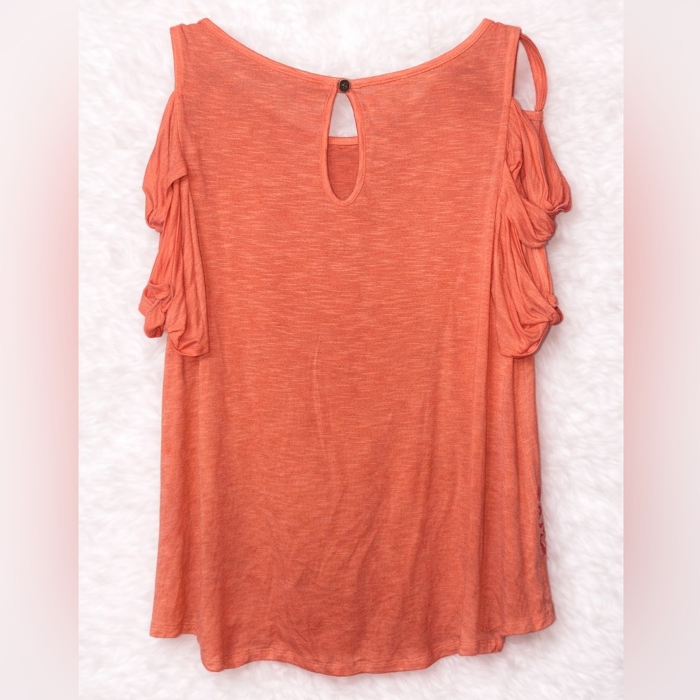 Maurices Coral Cold Shoulder Top Floral Hem Boho Blouse Size Small - Picture 2 of 3